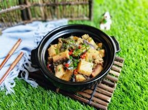 一锅咸鲜滑软的茄子煲用来拌饭真是最好不过的了，你肯定没吃过！哈哈