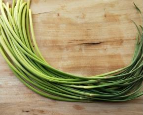 蒜苔掐头去尾，洗净。