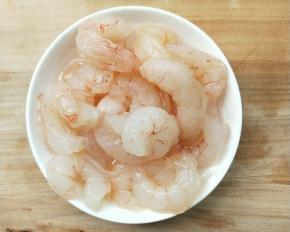 虾仁开背挑去虾线洗净。