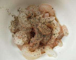 加适量盐，胡椒粉，料酒腌制。