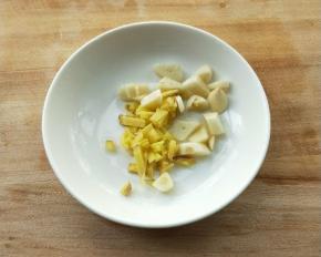 准备蒜末姜末。