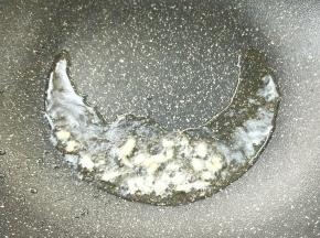 起油锅，放姜末蒜末煸出味。
