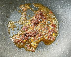 放一勺郫县红油豆瓣酱煸出红油。