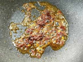 放一勺郫县红油豆瓣酱煸出红油。