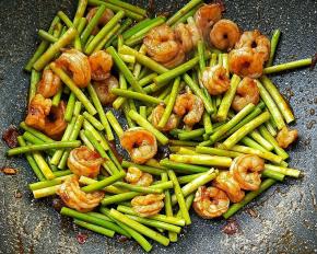 加少许白糖翻炒均匀，关火。