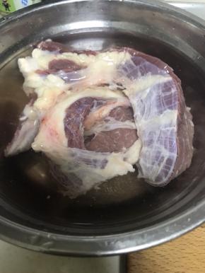 牛腩买回家后，洗净泡水。