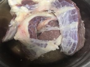 牛腩买回家后，洗净泡水。
