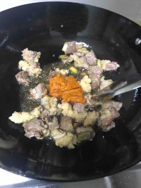 加入自制的披萨酱