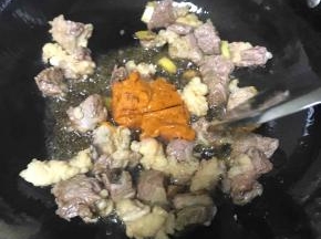 加入自制的披萨酱
