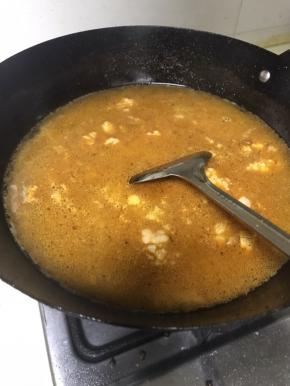 加入四碗水。煮开后倒入高压锅，或者加入3倍的热水，猛火烧至肉软烂。如果不用高压锅，烧40-60分钟。