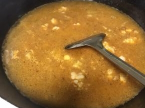 加入四碗水。煮开后倒入高压锅，或者加入3倍的热水，猛火烧至肉软烂。如果不用高压锅，烧40-60分钟。