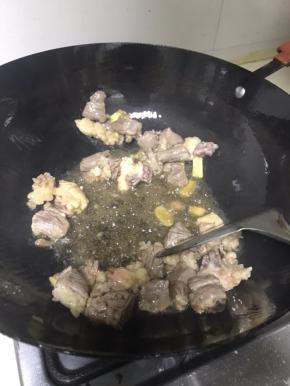 加入100Ml油，将麻好料的牛肉速度翻炒，锁住牛肉内部的汁水