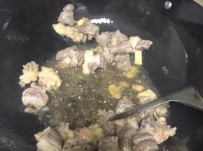 加入100Ml油，将麻好料的牛肉速度翻炒，锁住牛肉内部的汁水