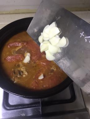 番茄煮软后，加入蒜瓣至断生。即可加入盐调味即可