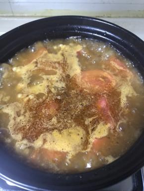 从高压锅中取出，加入番茄