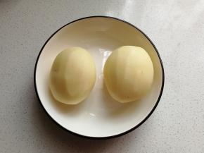 土豆两个洗净去皮