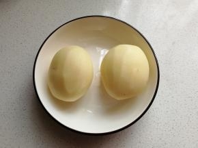 土豆两个洗净去皮