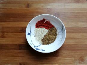 辣椒粉，白芝麻，孜然粉，孜然粒各适量备用