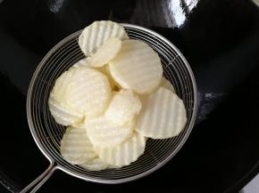 炸至土豆微黄发硬时捞起控油