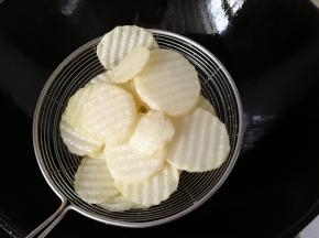 炸至土豆微黄发硬时捞起控油