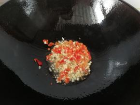 锅中留少许底油，下入蒜末和红椒碎煸香