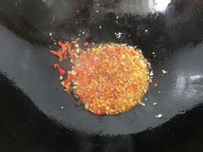 再下入白芝麻，辣椒粉，孜然粉，孜然粒煸香