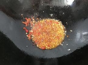 再下入白芝麻，辣椒粉，孜然粉，孜然粒煸香