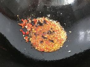 再加入老干妈豆鼓酱翻炒几下