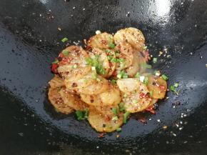 最后撒葱花起锅装盘