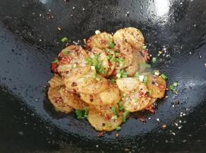 最后撒葱花起锅装盘