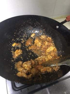 炒化披萨酱包裹在牛肉上