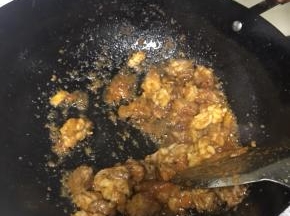 炒化披萨酱包裹在牛肉上