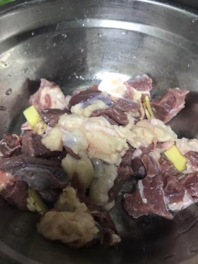 加入料酒和生姜，不可放盐。