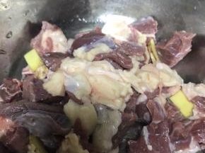 加入料酒和生姜，不可放盐。