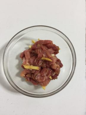 生姜削皮切成片放入里脊条中，加入一勺盐，两勺料酒，一勺生抽搅拌均匀腌制10分钟。