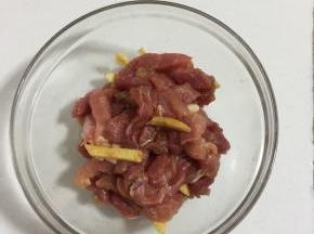 生姜削皮切成片放入里脊条中，加入一勺盐，两勺料酒，一勺生抽搅拌均匀腌制10分钟。