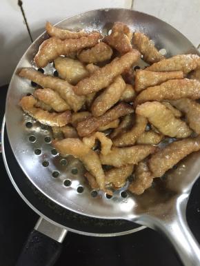 炸至金黄色即可捞出备用。