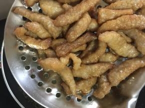 炸至金黄色即可捞出备用。