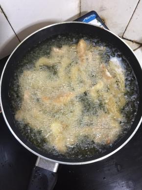 锅烧热倒入适量的油，烧至七成热，放入里脊条大火炸。