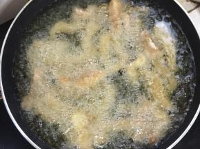 锅烧热倒入适量的油，烧至七成热，放入里脊条大火炸。