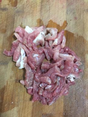 猪里脊清洗干净后切成筷子粗细的条状备用。