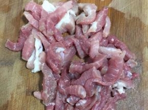 猪里脊清洗干净后切成筷子粗细的条状备用。