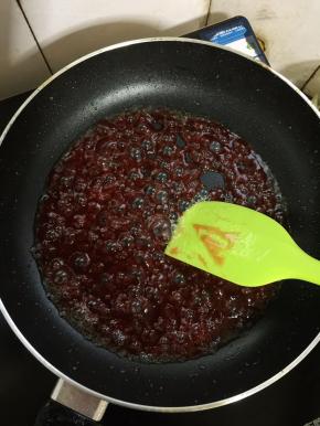 锅里留少许底油，放入4勺番茄酱， 一勺醋，1匙白糖，小火煸炒至糖融化。