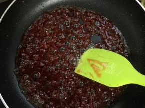 锅里留少许底油，放入4勺番茄酱， 一勺醋，1匙白糖，小火煸炒至糖融化。