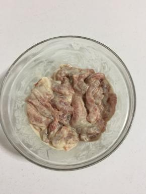 加入4勺玉米淀粉和3勺清水搅拌均匀成糊状。（看里脊条的状态，可以适当调整用量。）