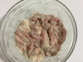 加入4勺玉米淀粉和3勺清水搅拌均匀成糊状。（看里脊条的状态，可以适当调整用量。）