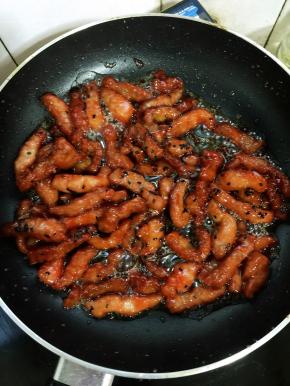 起锅前加入适量的黑芝麻翻拌均匀即可。