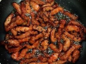 起锅前加入适量的黑芝麻翻拌均匀即可。