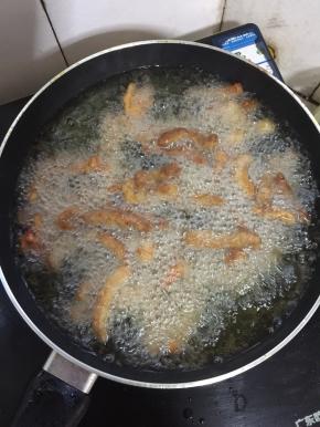 炸好的里脊条再次倒进油锅里复炸一次，捞出沥干油分备用。