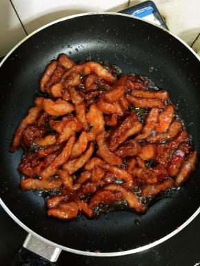 倒入炸好的里脊条翻炒均匀。